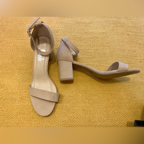 Women’s size 11 high heel shoes - Picture 4 of 4